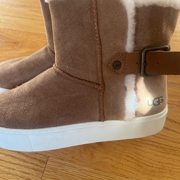 UGG AIKA Boots - Picture 3 of 4